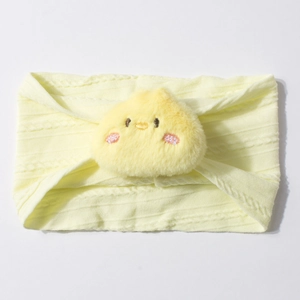 Détail du bandeau tricoté jaune pour bébé avec décoration de poussin en peluche mignon