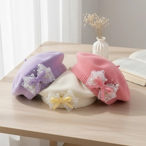 Trois bérets tricotés pour bébé en violet, crème et rose avec dentelle et perles