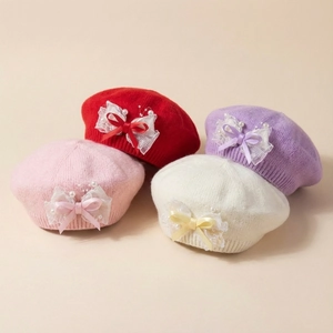 Détails de bérets tricotés pour bébé avec nœuds et perles en rose, rouge, mauve et blanc
