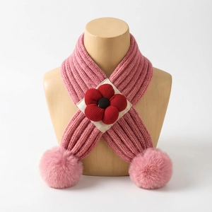Détail d'écharpe tricotée pour bébé avec fleur 3D et pompons en peluche rose doux