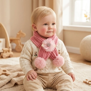 Tour de cou en tricot rose pour bébé avec fleur en tulle et détails de pompons