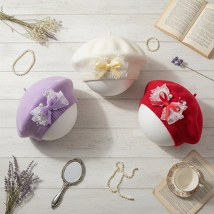 Béret tricoté pour bébé avec nœud en dentelle et perles en crème, violet et rouge