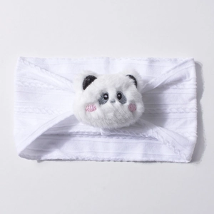 Gros plan du bandeau tricoté blanc pour bébé avec une tête de panda en peluche