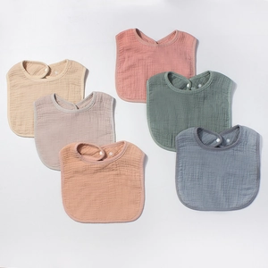 Détail de 6 bavoirs en gaze de coton pour bébé aux couleurs Morandi avec boutons-pression
