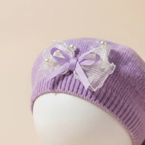 Béret en tricot violet pour bébé avec nœud en dentelle blanche et perles style français
