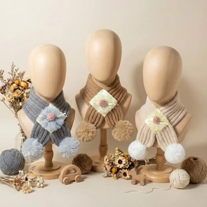 Écharpes à fleurs pour tout-petits en gris, marron et beige avec pompons douillets