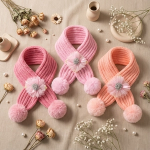 Écharpe tricotée mignonne pour bébé avec fleurs et pompons en peluche pour l'hiver