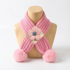 Détails de la maille rose du foulard bébé avec fleur 3D et grands pompons en peluche