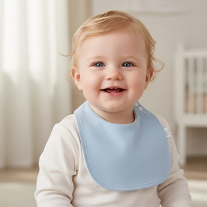 Detail eines hellblauen U-förmigen Baby-Lätzchens mit Druckknopf am Kleinkind