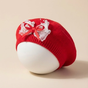 Détails du béret rouge tricoté pour bébé avec un grand nœud en dentelle et perles