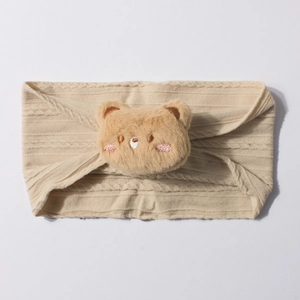 Détail du bandeau tricoté pour bébé avec tête d'ours en peluche 3D couleur beige