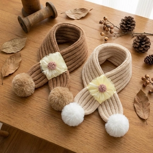 Écharpes tricotées pour bébés caramel et crème avec fleurs et pompons doux