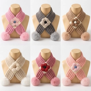 Cache-cou mignon en tricot pour bébé avec fleurs et pompons en plusieurs couleurs pour l'hiver
