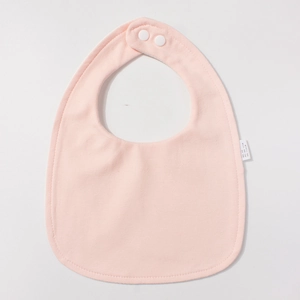 Detailansicht eines rosa wasserdichten Baumwoll-Babylatzes mit TPU-Lage und Druckknöpfen