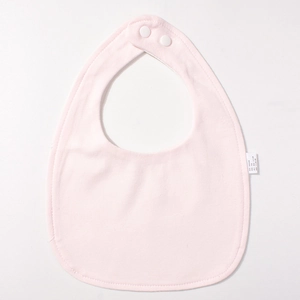 Detail eines rosa Baby-Lätzchens aus Baumwolle mit zwei Druckknöpfen und Paspelkanten