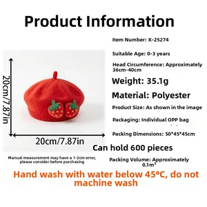 Tableau des tailles pour béret en tricot rouge bébé avec décor fraise et dimensions