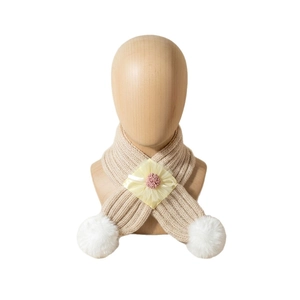 Tour de cou en grosse maille beige pour bébé avec fleur jaune et pompons en fausse fourrure