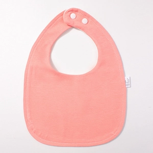 Makro-Detail von korallenrosa U-förmigem Babylatz mit Druckknöpfen und Doppelnaht-Verstärkung
