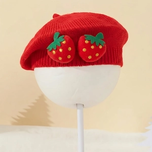 Béret en tricot rouge pour bébés avec fraises en peluche pour nouveau-nés