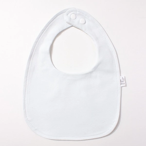 Detail eines weichen U-förmigen Baby-Lätzchens aus 100% Baumwolle mit Druckknöpfen
