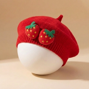 Béret tricoté rouge doux pour bébé avec des fraises en 3D pour les tout-petits