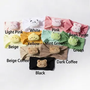 Vue à plat de bandeaux pour bébé colorés avec divers animaux en peluche en 11 couleurs