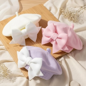 Béret tricoté pour bébé avec grand nœud en blanc, rose et couleur lavande