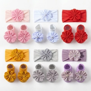 Geschenkset für Babys mit Blumen-Stirnband und Socken in sechs Farben für Neugeborene