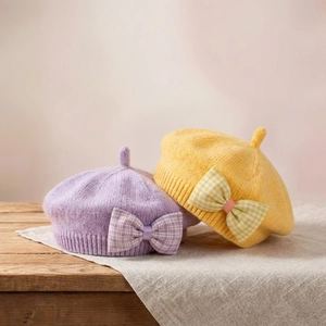 Berretto in maglia per neonati con fiocco a quadri in lilla e giallo per bambini