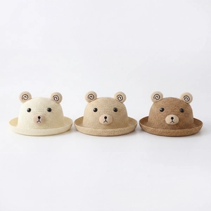 Détails de la texture de paille des chapeaux ours avec oreilles en trois couleurs