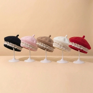 Béret tricoté avec dentelle pour bébés filles en cinq couleurs sur supports