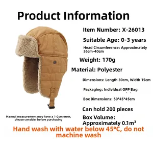 Detailansicht der Winter Babymütze in Braun mit warmem Lammfellfutter und weichem Ohrenschutz