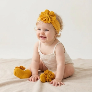 Detail von Baby-Stirnbändern und Socken-Set mit leuchtend gelben 3D-Blumendekoren
