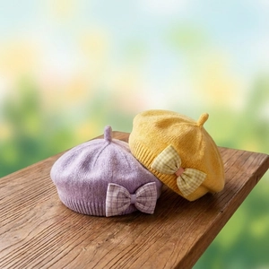 Berretti a maglia con fiocco a quadretti per neonati nei colori lilla e giallo limone