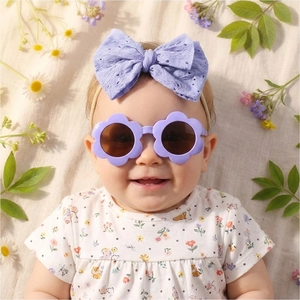 Coffret cadeau bébé avec lunettes de soleil fleurs mauves et bandeau à nœud assorti