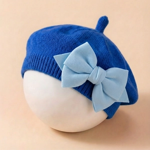 Détail du béret en maille pour bébé bleu Klein avec un grand nœud bleu clair