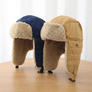 Detail von warmen Baby-Fliegermützen mit weichem Fleece-Futter und sicherem Kinnriemen