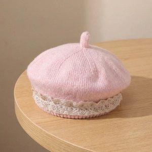 Béret en tricot rose pour bébé avec bordure en dentelle crème et petit pompon