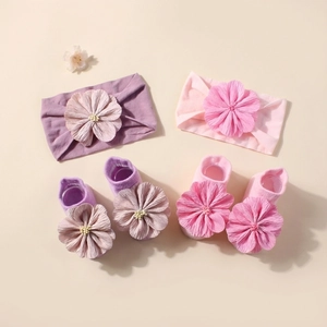 Baby Haarband und Socken Set in Rosa und Lila mit großen 3D-Stoffblumen für Kleinkinder