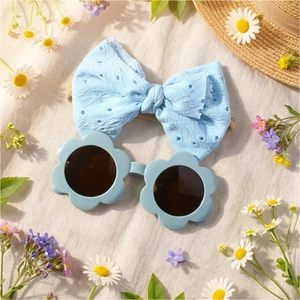 Bandeau à nœud bleu clair et lunettes de soleil en fleur avec des marguerites d'été
