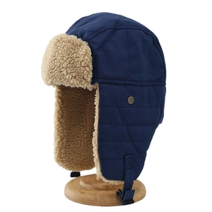 Detail der Baby-Wintermütze mit warmem Lammwollfutter und verstellbarem Kinnriemen