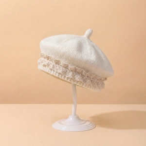 Béret tricoté blanc pour bébés avec dentelle douce et texture en mohair moelleux