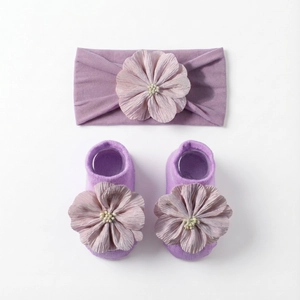 Baby Haarband und Socken Set mit 3D-Blumenverzierung in zartem Lavendel-Lila Farbton