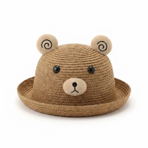 Détail d'un chapeau de plage en paille marron avec oreilles d'ours et texture tissée