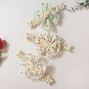Detailansicht von 3-teiligen Baby-Stirnbändern mit Blumenmuster und feiner Spitze