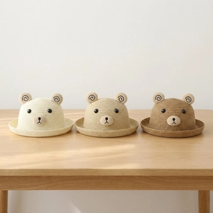 Ensemble de trois chapeaux de paille pour enfants en forme d'ours tons crème et brun