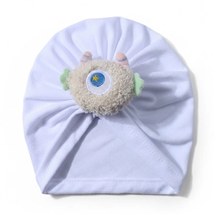 Dettaglio del cappello a turbante per neonati con mostro di peluche e morbido tessuto