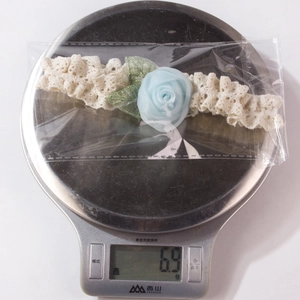 Bandeau bébé en dentelle avec rose en mousseline pesant environ 6,9 g