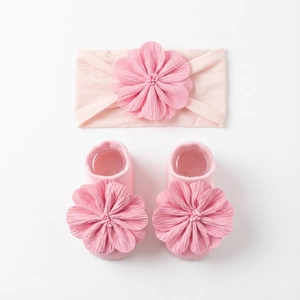 Detail von rosa Baby-Stirnband und Socken Set mit großen 3D-Blütenblättern und Perlen
