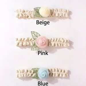 Détail de bandeaux en dentelle pour bébé en beige rose et bleu avec fleurs